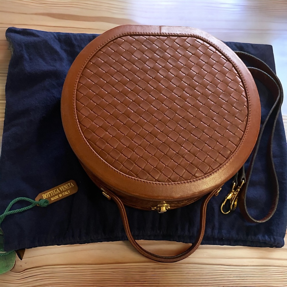 💎Authentic Bottega  Venetta 💎 Vintage Round Crossbody Handbag